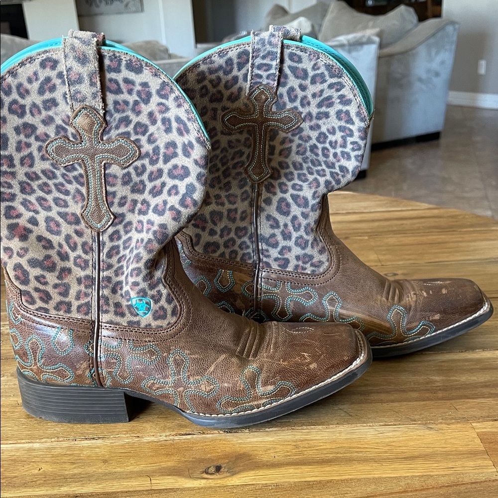ARIAT Leopard Print Western Boots with Cross Detail SZ 4